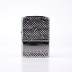 Orijinal Zippo Armor çakmak, parlak gümüş tonlu gövdesi ve Diamond Plate Design kabartmalı desenleriyle öne çıkan kalın gövdeli premium Zippo çakmak modeli – Ateş Premium Armor Zippo koleksiyonu.