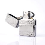Orijinal Zippo Armor çakmak, parlak gümüş tonlu gövdesi ve Diamond Plate Design kabartmalı desenleriyle öne çıkan kalın gövdeli premium Zippo çakmak modeli – Ateş Premium Armor Zippo koleksiyonu.
