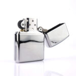 Orijinal Zippo Armor çakmak, parlak gümüş tonlu gövdesi ve Diamond Plate Design kabartmalı desenleriyle öne çıkan kalın gövdeli premium Zippo çakmak modeli – Ateş Premium Armor Zippo koleksiyonu.