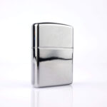 Orijinal Zippo Armor çakmak, parlak gümüş tonlu gövdesi ve Diamond Plate Design kabartmalı desenleriyle öne çıkan kalın gövdeli premium Zippo çakmak modeli – Ateş Premium Armor Zippo koleksiyonu.