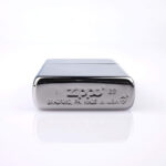 Orijinal Zippo Armor çakmak, parlak gümüş tonlu gövdesi ve Diamond Plate Design kabartmalı desenleriyle öne çıkan kalın gövdeli premium Zippo çakmak modeli – Ateş Premium Armor Zippo koleksiyonu.
