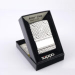 Orijinal Zippo Armor çakmak, parlak gümüş tonlu gövdesi ve Diamond Plate Design kabartmalı desenleriyle öne çıkan kalın gövdeli premium Zippo çakmak modeli – Ateş Premium Armor Zippo koleksiyonu.