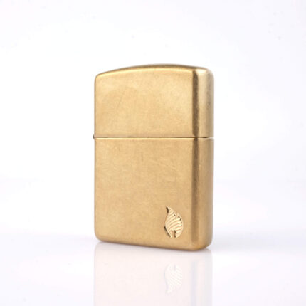 Orijinal Zippo Armor çakmak, eskitme pirinç tonlu gövdesi ve alev simgeli sade tasarımıyla öne çıkan kalın gövdeli premium Zippo çakmak modeli – Ateş Premium Armor Zippo koleksiyonu.