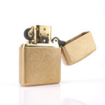 Orijinal Zippo Armor çakmak, eskitme pirinç tonlu gövdesi ve alev simgeli sade tasarımıyla öne çıkan kalın gövdeli premium Zippo çakmak modeli – Ateş Premium Armor Zippo koleksiyonu.
