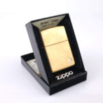 Orijinal Zippo Armor çakmak, eskitme pirinç tonlu gövdesi ve alev simgeli sade tasarımıyla öne çıkan kalın gövdeli premium Zippo çakmak modeli – Ateş Premium Armor Zippo koleksiyonu.