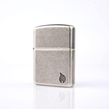 Orijinal Zippo Armor çakmak, mat gümüş tonlu gövdesi ve alev simgeli sade tasarımıyla öne çıkan kalın gövdeli premium Zippo çakmak modeli – Ateş Premium Armor Zippo koleksiyonu.