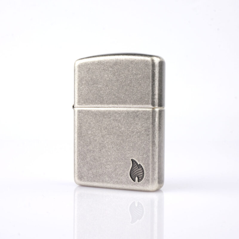Orijinal Zippo Armor çakmak, mat gümüş tonlu gövdesi ve alev simgeli sade tasarımıyla öne çıkan kalın gövdeli premium Zippo çakmak modeli – Ateş Premium Armor Zippo koleksiyonu.