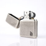 Orijinal Zippo Armor çakmak, mat gümüş tonlu gövdesi ve alev simgeli sade tasarımıyla öne çıkan kalın gövdeli premium Zippo çakmak modeli – Ateş Premium Armor Zippo koleksiyonu.