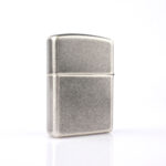 Orijinal Zippo Armor çakmak, mat gümüş tonlu gövdesi ve alev simgeli sade tasarımıyla öne çıkan kalın gövdeli premium Zippo çakmak modeli – Ateş Premium Armor Zippo koleksiyonu.