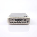 Orijinal Zippo Armor çakmak, mat gümüş tonlu gövdesi ve alev simgeli sade tasarımıyla öne çıkan kalın gövdeli premium Zippo çakmak modeli – Ateş Premium Armor Zippo koleksiyonu.