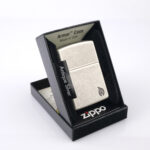 Orijinal Zippo Armor çakmak, mat gümüş tonlu gövdesi ve alev simgeli sade tasarımıyla öne çıkan kalın gövdeli premium Zippo çakmak modeli – Ateş Premium Armor Zippo koleksiyonu.