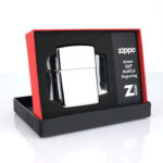 Orijinal Zippo Armor çakmak, parlak silver chrome gövdesi ve yan yüzeydeki flame amblem detayıyla öne çıkan kalın gövdeli premium Zippo çakmak modeli – Ateş Premium.