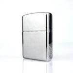 Orijinal Zippo Armor çakmak, parlak silver chrome gövdesi ve yan yüzeydeki flame amblem detayıyla öne çıkan kalın gövdeli premium Zippo çakmak modeli – Ateş Premium.
