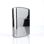 Orijinal Zippo Armor çakmak, parlak silver chrome gövdesi ve yan yüzeydeki flame amblem detayıyla öne çıkan kalın gövdeli premium Zippo çakmak modeli – Ateş Premium.