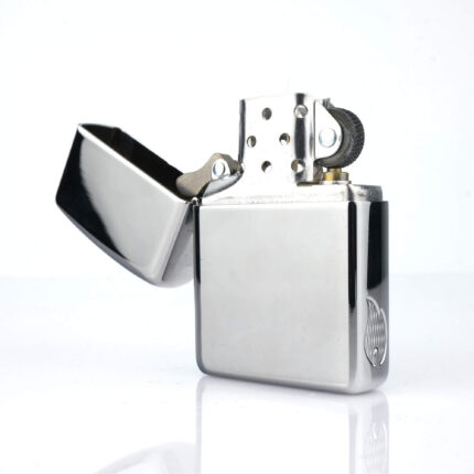 Orijinal Zippo Armor çakmak, parlak silver chrome gövdesi ve yan yüzeydeki flame amblem detayıyla öne çıkan kalın gövdeli premium Zippo çakmak modeli – Ateş Premium.