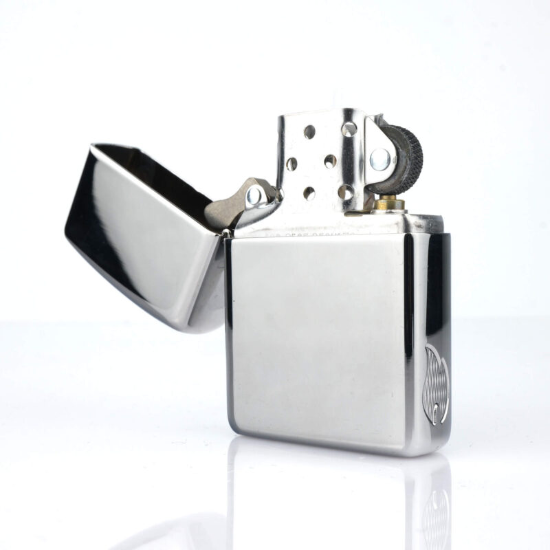 Orijinal Zippo Armor çakmak, parlak silver chrome gövdesi ve yan yüzeydeki flame amblem detayıyla öne çıkan kalın gövdeli premium Zippo çakmak modeli – Ateş Premium.