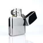 Orijinal Zippo Armor çakmak, parlak silver chrome gövdesi ve yan yüzeydeki flame amblem detayıyla öne çıkan kalın gövdeli premium Zippo çakmak modeli – Ateş Premium.