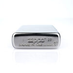 Orijinal Zippo Armor çakmak, parlak silver chrome gövdesi ve yan yüzeydeki flame amblem detayıyla öne çıkan kalın gövdeli premium Zippo çakmak modeli – Ateş Premium.