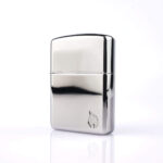 Orijinal Zippo Armor çakmak, parlak silver chrome gövdesi ve köşedeki flame amblem detayıyla öne çıkan kalın gövdeli premium Zippo çakmak modeli – Ateş Premium Armor Zippo koleksiyonu.