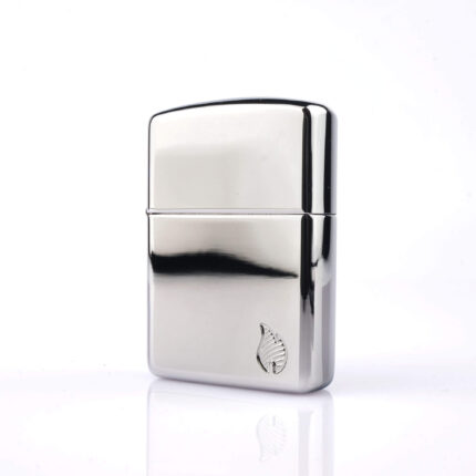 Orijinal Zippo Armor çakmak, parlak silver chrome gövdesi ve köşedeki flame amblem detayıyla öne çıkan kalın gövdeli premium Zippo çakmak modeli – Ateş Premium Armor Zippo koleksiyonu.