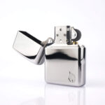 Orijinal Zippo Armor çakmak, parlak silver chrome gövdesi ve köşedeki flame amblem detayıyla öne çıkan kalın gövdeli premium Zippo çakmak modeli – Ateş Premium Armor Zippo koleksiyonu.