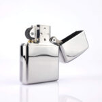 Orijinal Zippo Armor çakmak, parlak silver chrome gövdesi ve köşedeki flame amblem detayıyla öne çıkan kalın gövdeli premium Zippo çakmak modeli – Ateş Premium Armor Zippo koleksiyonu.