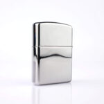 Orijinal Zippo Armor çakmak, parlak silver chrome gövdesi ve köşedeki flame amblem detayıyla öne çıkan kalın gövdeli premium Zippo çakmak modeli – Ateş Premium Armor Zippo koleksiyonu.