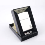 Orijinal Zippo Armor çakmak, parlak silver chrome gövdesi ve köşedeki flame amblem detayıyla öne çıkan kalın gövdeli premium Zippo çakmak modeli – Ateş Premium Armor Zippo koleksiyonu.