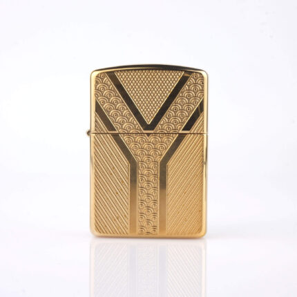 Orijinal Zippo Armor çakmak, altın renkli parlak kaplamalı geometrik desenli kalın gövdeli premium Zippo çakmak modeli – Ateş Premium Armor Zippo koleksiyonu.