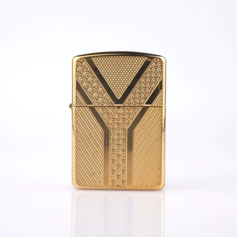 Orijinal Zippo Armor çakmak, altın renkli parlak kaplamalı geometrik desenli kalın gövdeli premium Zippo çakmak modeli – Ateş Premium Armor Zippo koleksiyonu.