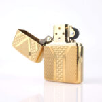 Orijinal Zippo Armor çakmak, altın renkli parlak kaplamalı geometrik desenli kalın gövdeli premium Zippo çakmak modeli – Ateş Premium Armor Zippo koleksiyonu.