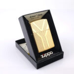 Orijinal Zippo Armor çakmak, altın renkli parlak kaplamalı geometrik desenli kalın gövdeli premium Zippo çakmak modeli – Ateş Premium Armor Zippo koleksiyonu.