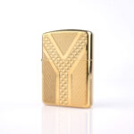 Orijinal Zippo Armor çakmak, altın renkli parlak kaplamalı geometrik desenli kalın gövdeli premium Zippo çakmak modeli – Ateş Premium Armor Zippo koleksiyonu.