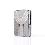 Orijinal Zippo Armor çakmak, parlak silver tonlu gövdesi ve Geometric Y Design kabartmalı desenleriyle öne çıkan kalın gövdeli premium Zippo çakmak modeli – Ateş Premium Armor Zippo koleksiyonu.