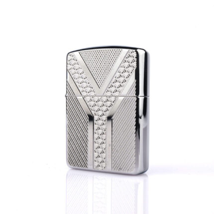 Orijinal Zippo Armor çakmak, parlak silver tonlu gövdesi ve Geometric Y Design kabartmalı desenleriyle öne çıkan kalın gövdeli premium Zippo çakmak modeli – Ateş Premium Armor Zippo koleksiyonu.