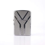 Orijinal Zippo Armor çakmak, parlak silver tonlu gövdesi ve Geometric Y Design kabartmalı desenleriyle öne çıkan kalın gövdeli premium Zippo çakmak modeli – Ateş Premium Armor Zippo koleksiyonu.