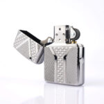 Orijinal Zippo Armor çakmak, parlak silver tonlu gövdesi ve Geometric Y Design kabartmalı desenleriyle öne çıkan kalın gövdeli premium Zippo çakmak modeli – Ateş Premium Armor Zippo koleksiyonu.