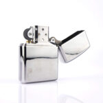 Orijinal Zippo Armor çakmak, parlak silver tonlu gövdesi ve Geometric Y Design kabartmalı desenleriyle öne çıkan kalın gövdeli premium Zippo çakmak modeli – Ateş Premium Armor Zippo koleksiyonu.