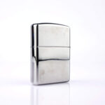 Orijinal Zippo Armor çakmak, parlak silver tonlu gövdesi ve Geometric Y Design kabartmalı desenleriyle öne çıkan kalın gövdeli premium Zippo çakmak modeli – Ateş Premium Armor Zippo koleksiyonu.
