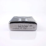 Orijinal Zippo Armor çakmak, parlak silver tonlu gövdesi ve Geometric Y Design kabartmalı desenleriyle öne çıkan kalın gövdeli premium Zippo çakmak modeli – Ateş Premium Armor Zippo koleksiyonu.