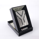 Orijinal Zippo Armor çakmak, parlak silver tonlu gövdesi ve Geometric Y Design kabartmalı desenleriyle öne çıkan kalın gövdeli premium Zippo çakmak modeli – Ateş Premium Armor Zippo koleksiyonu.