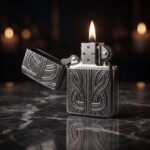 Orijinal Zippo Armor çakmak, parlak gümüş tonlu gövdesi ve Greek Pattern kabartmalı geometrik desenleriyle öne çıkan kalın gövdeli premium Zippo çakmak modeli – Ateş Premium Armor Zippo koleksiyonu.
