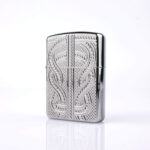 Orijinal Zippo Armor çakmak, parlak gümüş tonlu gövdesi ve Greek Pattern kabartmalı geometrik desenleriyle öne çıkan kalın gövdeli premium Zippo çakmak modeli – Ateş Premium Armor Zippo koleksiyonu.