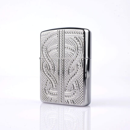 Orijinal Zippo Armor çakmak, parlak gümüş tonlu gövdesi ve Greek Pattern kabartmalı geometrik desenleriyle öne çıkan kalın gövdeli premium Zippo çakmak modeli – Ateş Premium Armor Zippo koleksiyonu.