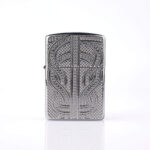 Orijinal Zippo Armor çakmak, parlak gümüş tonlu gövdesi ve Greek Pattern kabartmalı geometrik desenleriyle öne çıkan kalın gövdeli premium Zippo çakmak modeli – Ateş Premium Armor Zippo koleksiyonu.