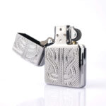 Orijinal Zippo Armor çakmak, parlak gümüş tonlu gövdesi ve Greek Pattern kabartmalı geometrik desenleriyle öne çıkan kalın gövdeli premium Zippo çakmak modeli – Ateş Premium Armor Zippo koleksiyonu.