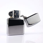 Orijinal Zippo Armor çakmak, parlak gümüş tonlu gövdesi ve Greek Pattern kabartmalı geometrik desenleriyle öne çıkan kalın gövdeli premium Zippo çakmak modeli – Ateş Premium Armor Zippo koleksiyonu.
