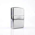 Orijinal Zippo Armor çakmak, parlak gümüş tonlu gövdesi ve Greek Pattern kabartmalı geometrik desenleriyle öne çıkan kalın gövdeli premium Zippo çakmak modeli – Ateş Premium Armor Zippo koleksiyonu.