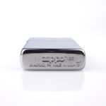 Orijinal Zippo Armor çakmak, parlak gümüş tonlu gövdesi ve Greek Pattern kabartmalı geometrik desenleriyle öne çıkan kalın gövdeli premium Zippo çakmak modeli – Ateş Premium Armor Zippo koleksiyonu.