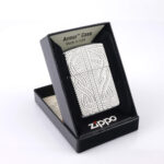 Orijinal Zippo Armor çakmak, parlak gümüş tonlu gövdesi ve Greek Pattern kabartmalı geometrik desenleriyle öne çıkan kalın gövdeli premium Zippo çakmak modeli – Ateş Premium Armor Zippo koleksiyonu.